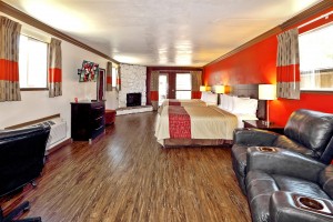 Red Roof Inn - Spacious Family Suite with a Fireplace