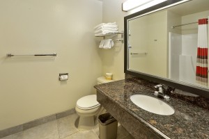 Red Roof Inn - Spacious Bathroom