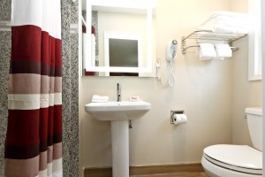 Red Roof Inn - Bright Modern Bathroom