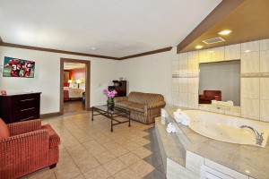 Red Roof Inn - Well Appointed Family Suite with a Hot Tub